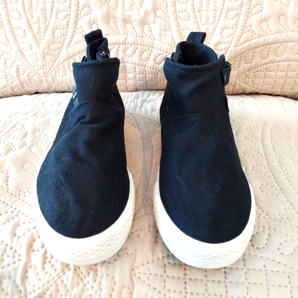 True Craft black sneakers Side Zipper Size 7